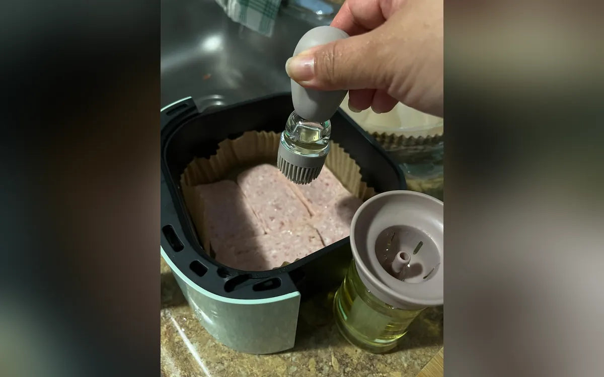 Aceitera con brocha utilizada en una freidora de aire, foto compartida por Laura M.