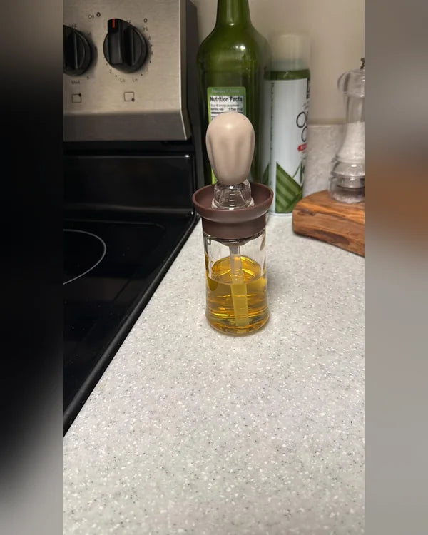 Aceitera gris y café con aceite de oliva sobre el mesón, primera foto de Paola A.