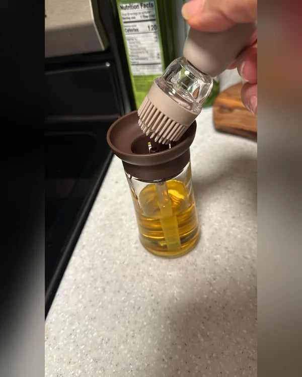 Brocha gris levantada sobre la misma aceitera, segunda foto de Paola A.