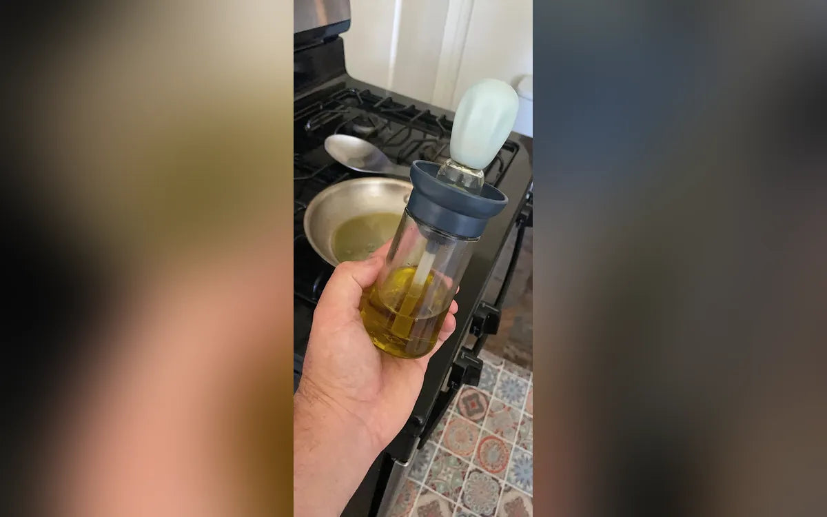 Aceitera compacta con brocha integrada sobre un mesón, foto de Andrea P.