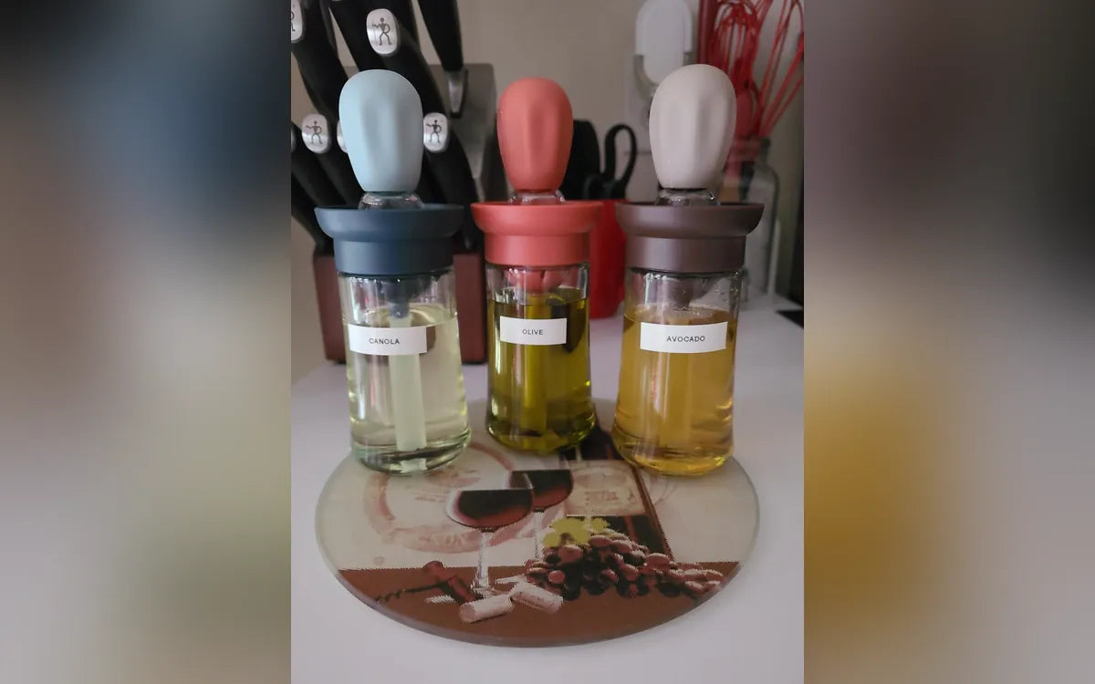 Tres aceiteras con brocha para distintos tipos de aceite, foto de Diana C.