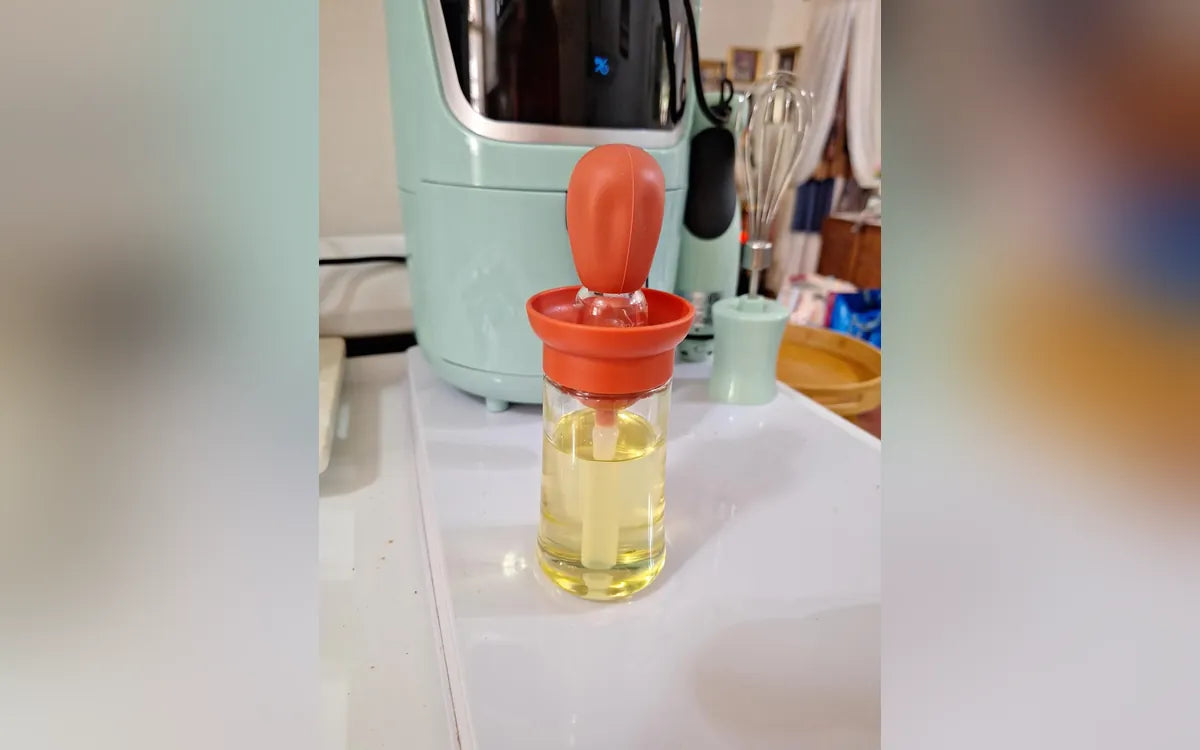 Aceitera terracota ubicada junto a una freidora de aire, foto de Natalia V.