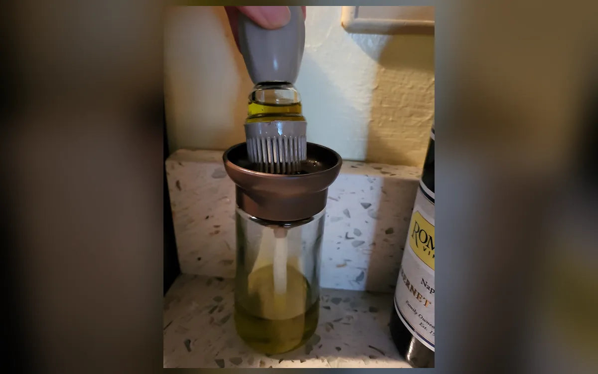 Brocha de la aceitera levantada sobre la botella, foto de Sandra T.