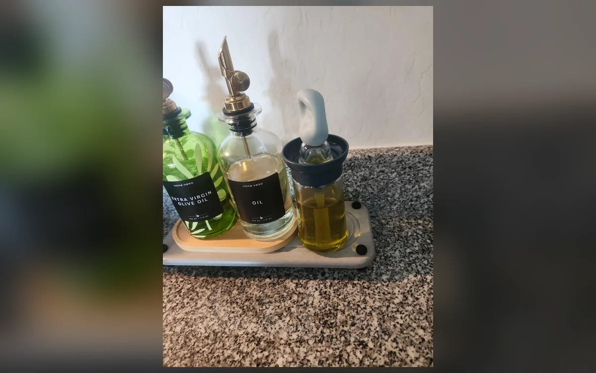 Aceitera compacta almacenada junto a otros recipientes de aceite, foto de Felipe J.