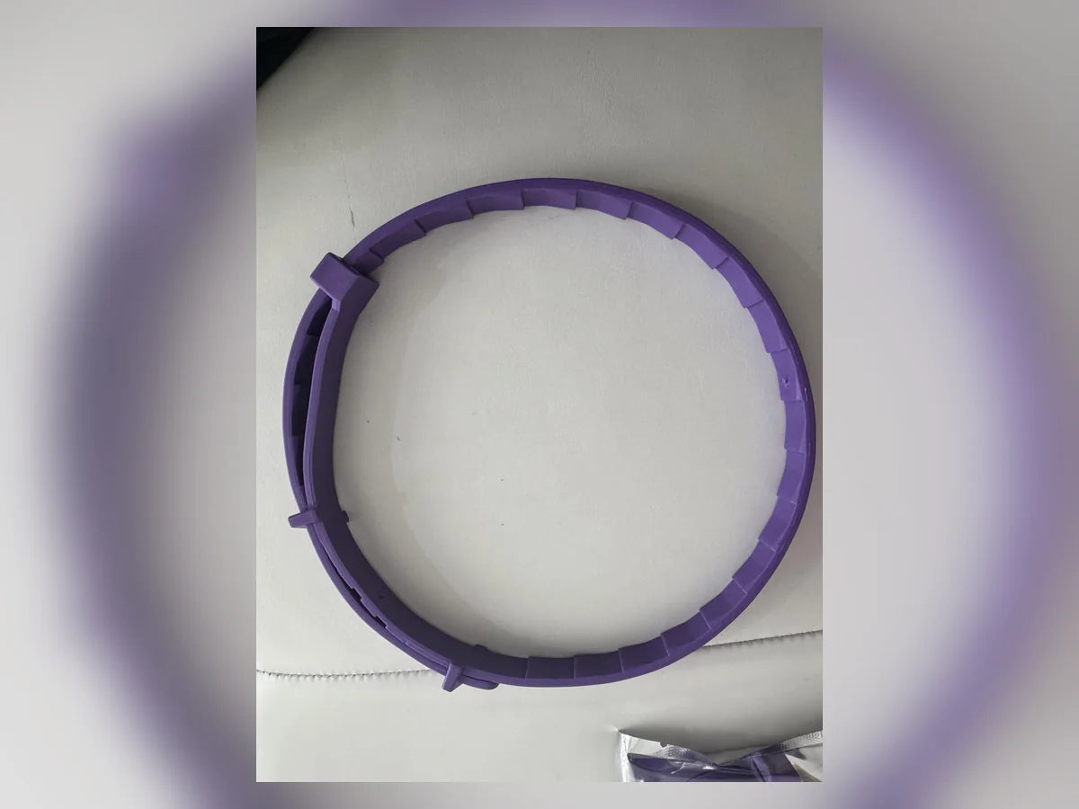 Fotografía del collar morado extendido compartida con la reseña de Natalia G.