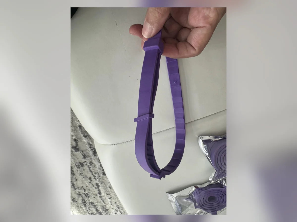 Fotografía del ajuste del collar morado compartida con la reseña de Juliana C.