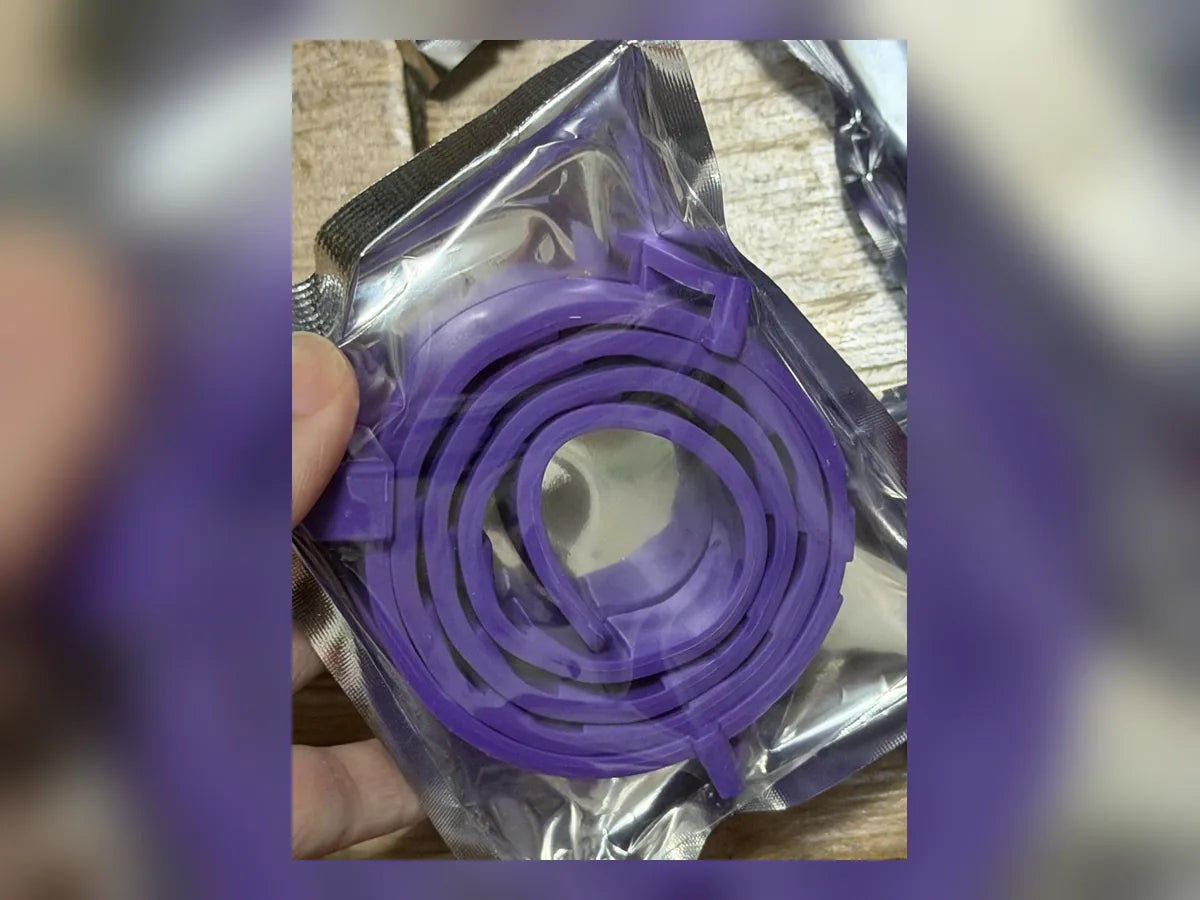 Fotografía del collar morado empacado compartida con la reseña de Diana M.