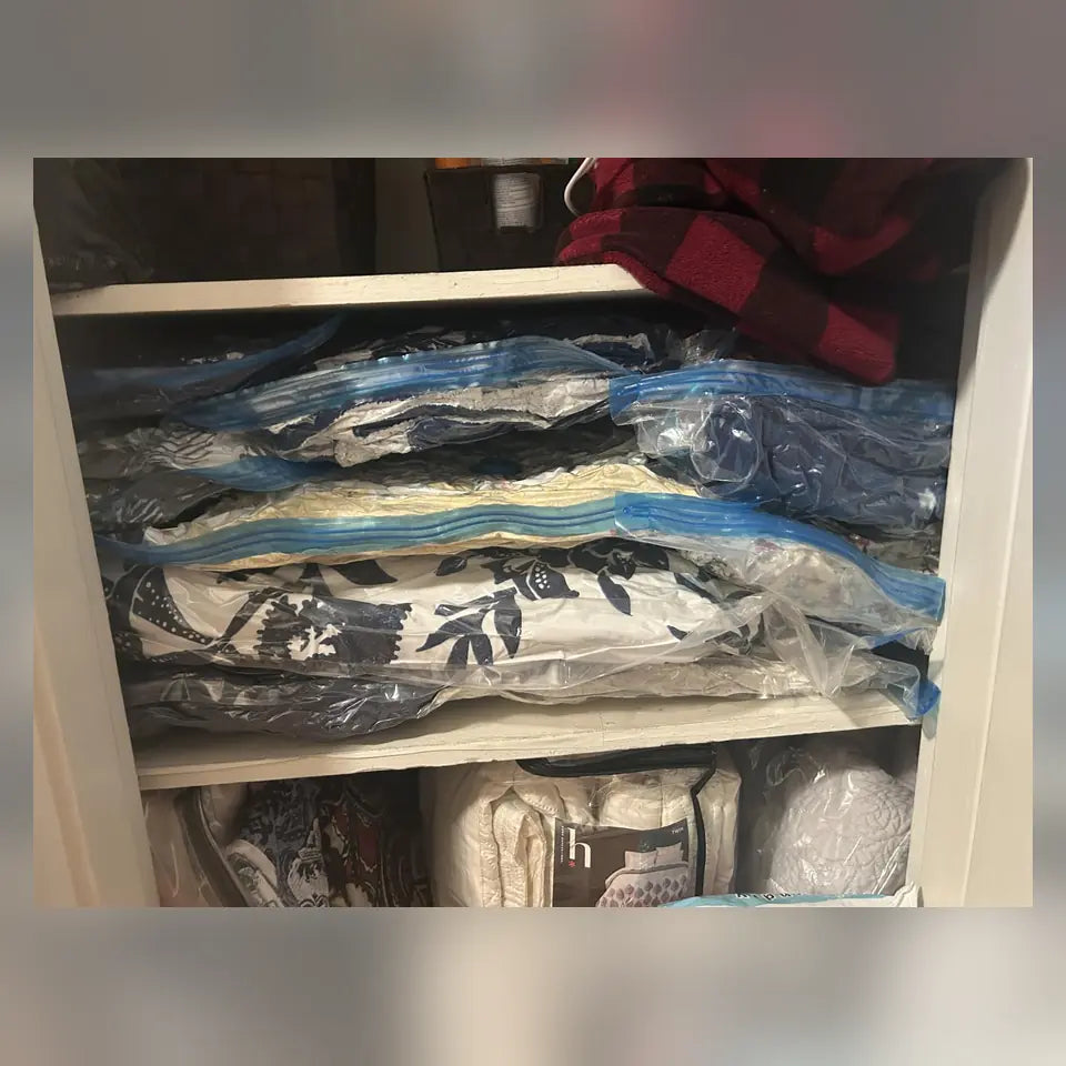 Bolsas al vacío con ropa de cama organizadas dentro de un clóset