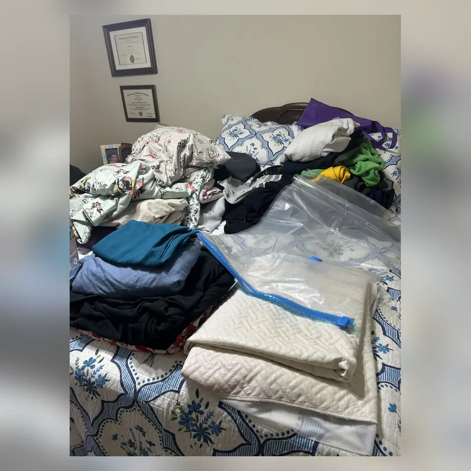 Ropa y bolsas al vacío preparadas sobre una cama