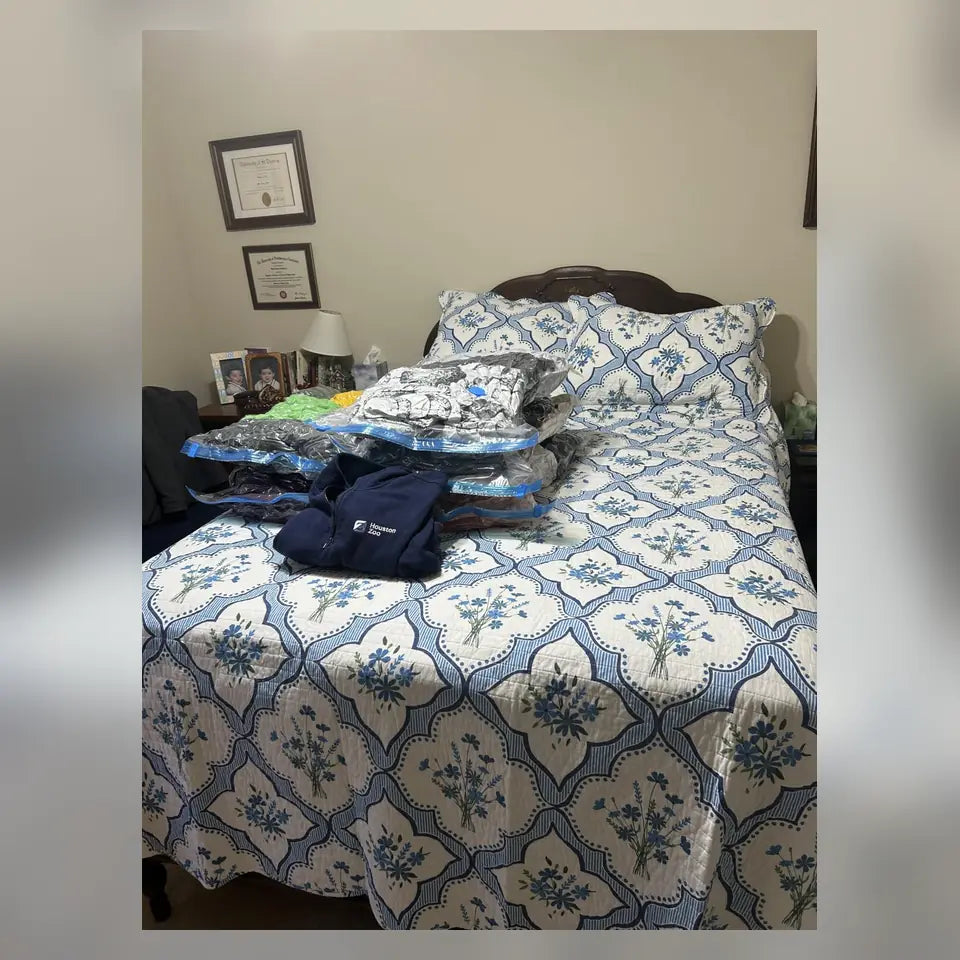 Ropa compactada y organizada en varias bolsas al vacío