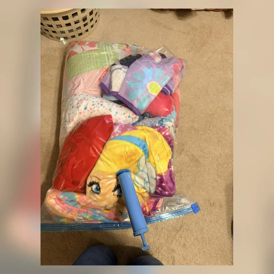 Ropa de viaje dentro de una bolsa al vacío con bomba manual