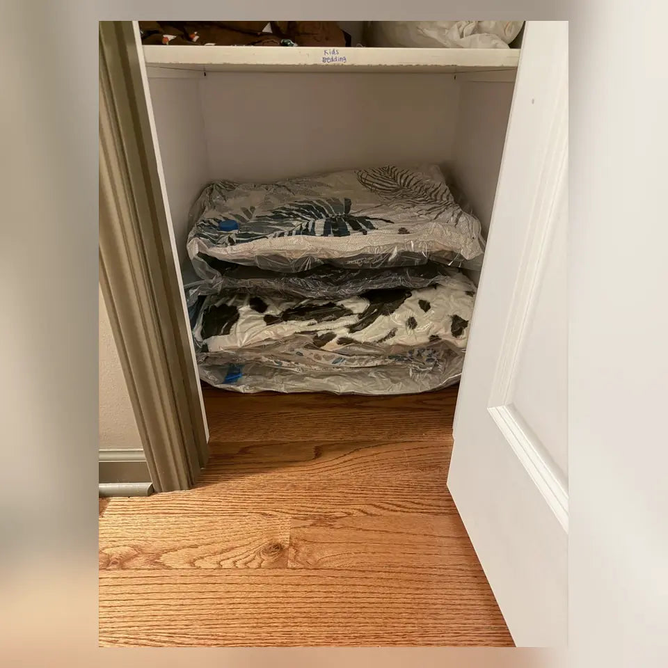 Clóset pequeño organizado con cobijas compactadas en bolsas al vacío