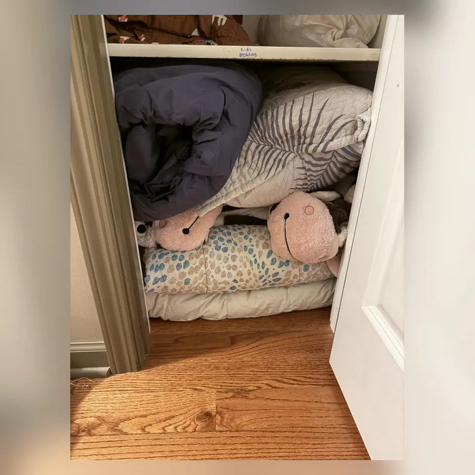 El mismo clóset antes de organizar cobijas y almohadas