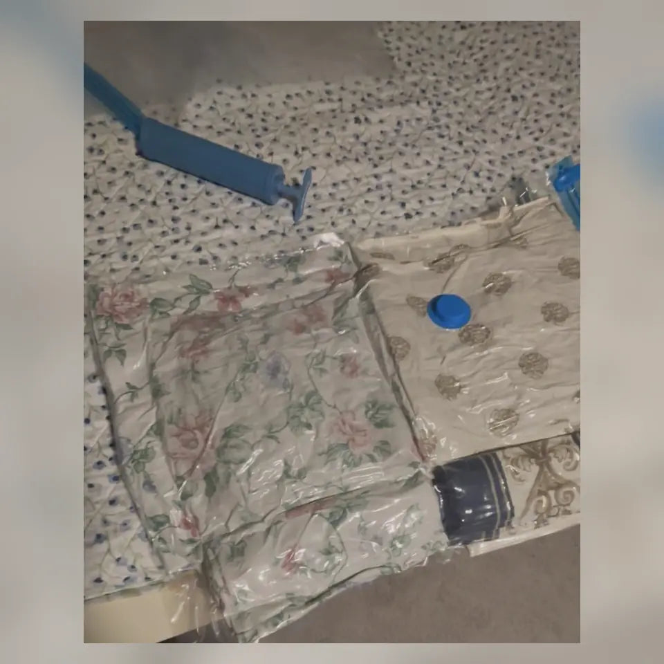 Bolsas al vacío con ropa de cama y bomba manual