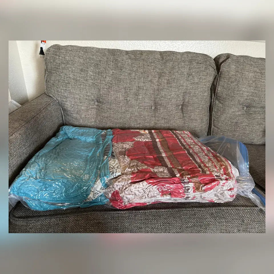 Tendidos de cama compactados en bolsas al vacío durante una mudanza