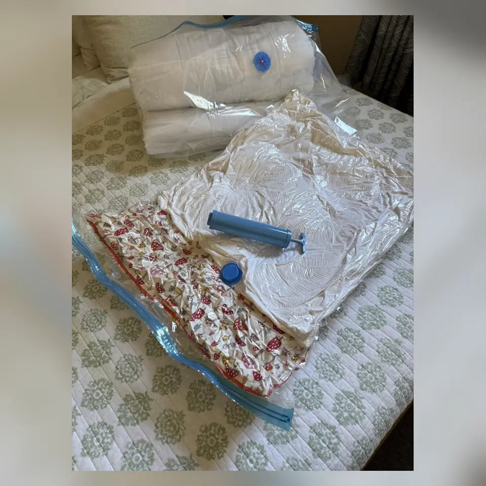Ropa de cama visible dentro de bolsas organizadoras transparentes