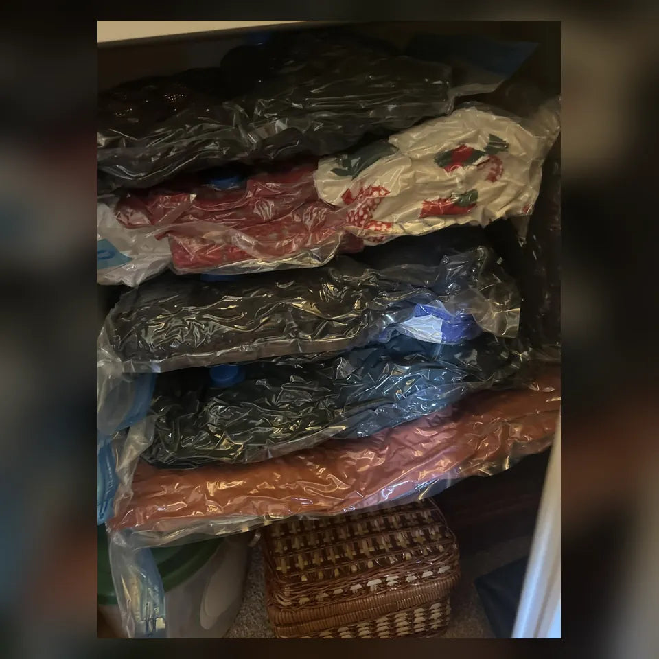 Tendidos, cobijas y ropa compactados en bolsas al vacío dentro de un clóset