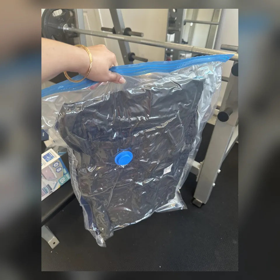 Bolsa al vacío transparente con ropa compactada y cierre azul